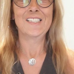 Meet your Posher, Debbie